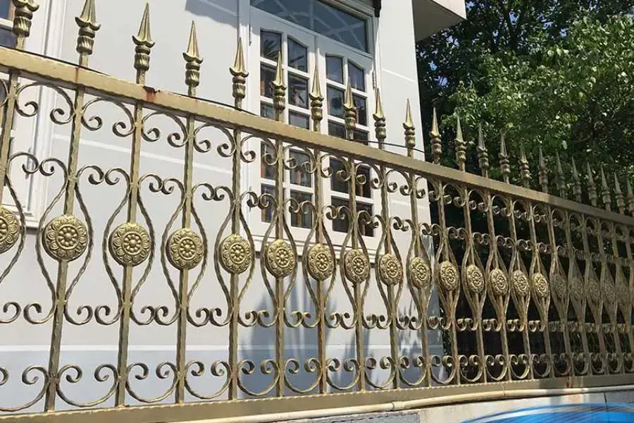 Những họa tiết hoa văn trang trí của hàng rào là điểm nhấn cho ngôi nhà