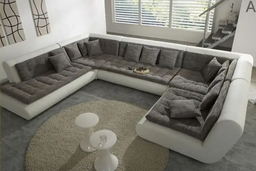 Cách bố trí sofa trong phòng khách theo hình chữ U phù hợp với những không gian rộng lớn