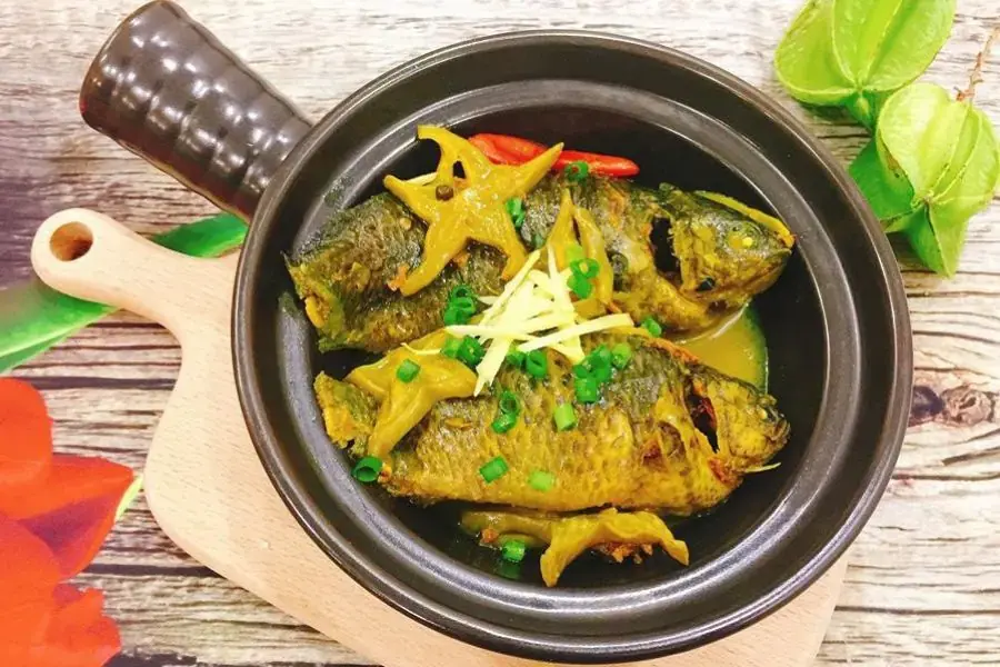 Bữa cơm gia đình chuẩn vị với món cá đối kho nghệ
