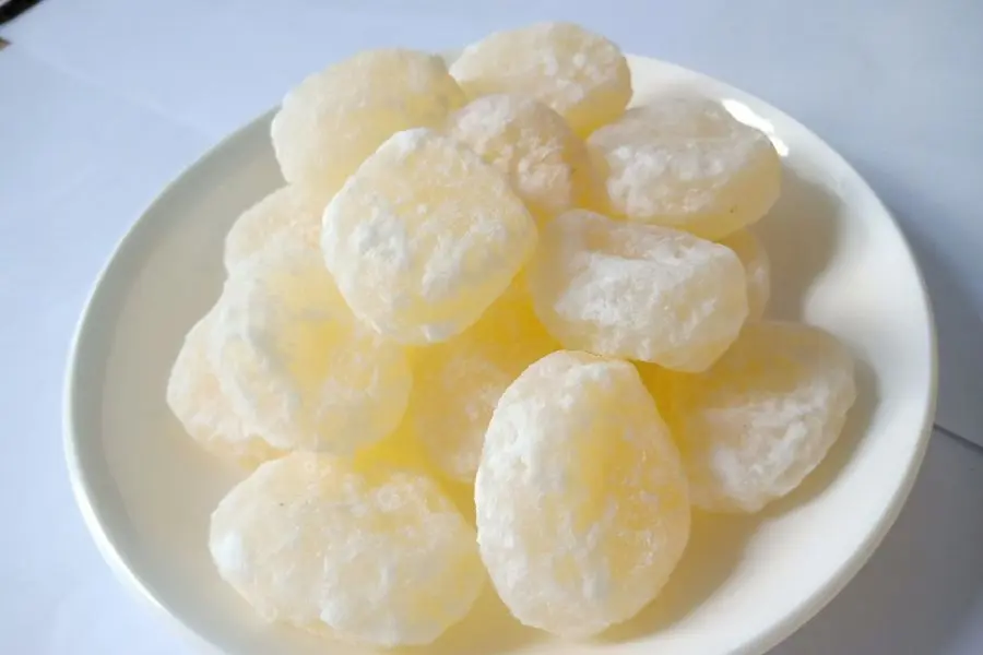 Mứt củ năng có màu trắng trong, vị ngọt thanh, giòn sần sật.