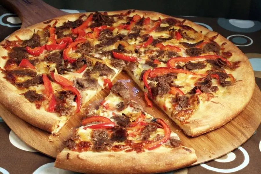 Bánh pizza bò được nướng chín tại nhà.