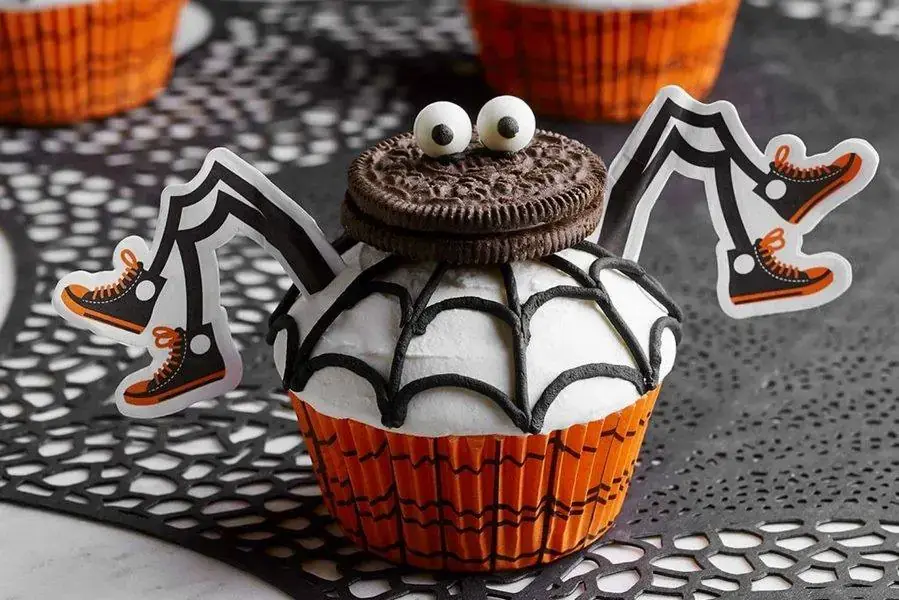Một chiếc cupcake hình nhện cũng thú vị không kém