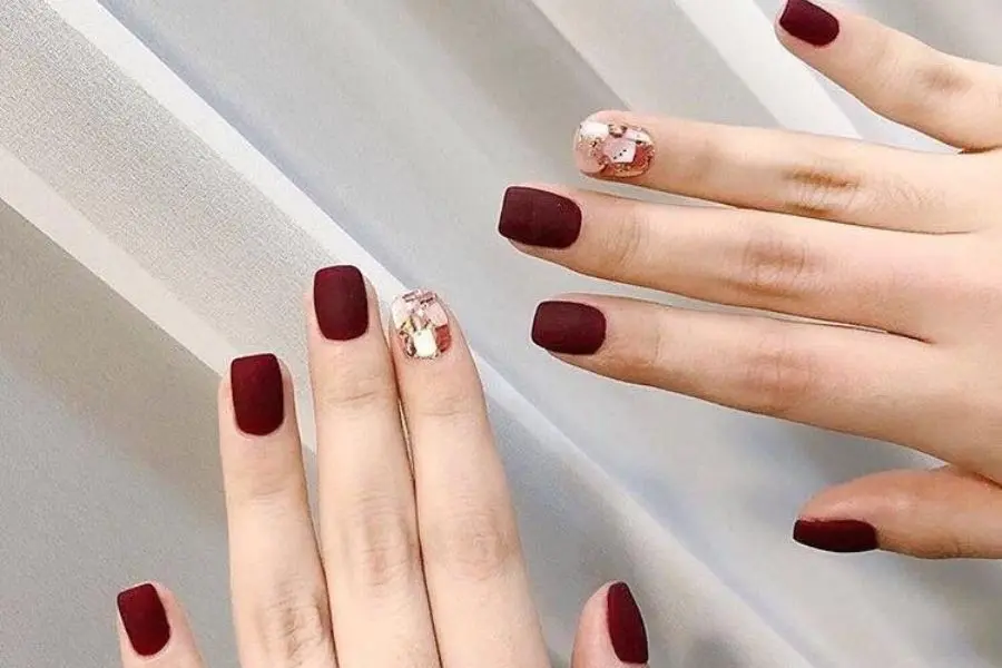 Sử dụng dầu dưỡng hoặc kem dưỡng để giữ cho bộ nail được khỏe.