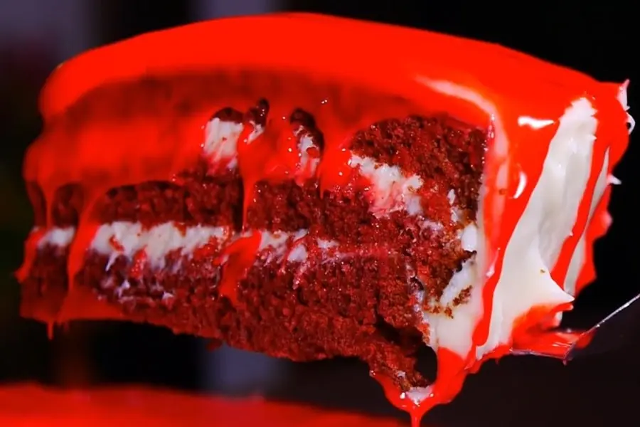 Bánh red velvet chết chóc với màu đỏ tươi nổi bật.