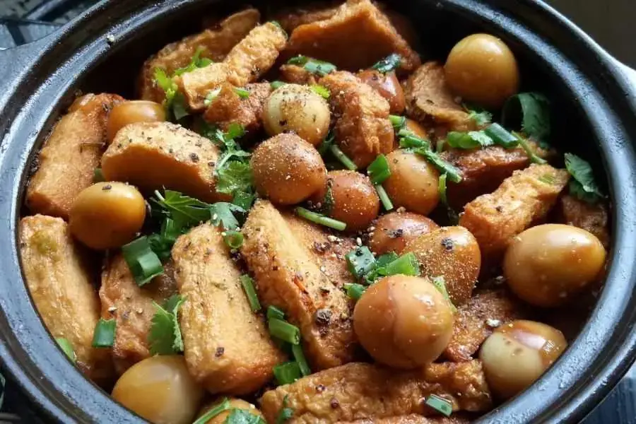 Chả cá thát lát kho tiêu cay nồng có màu rám nắng đẹp mắt