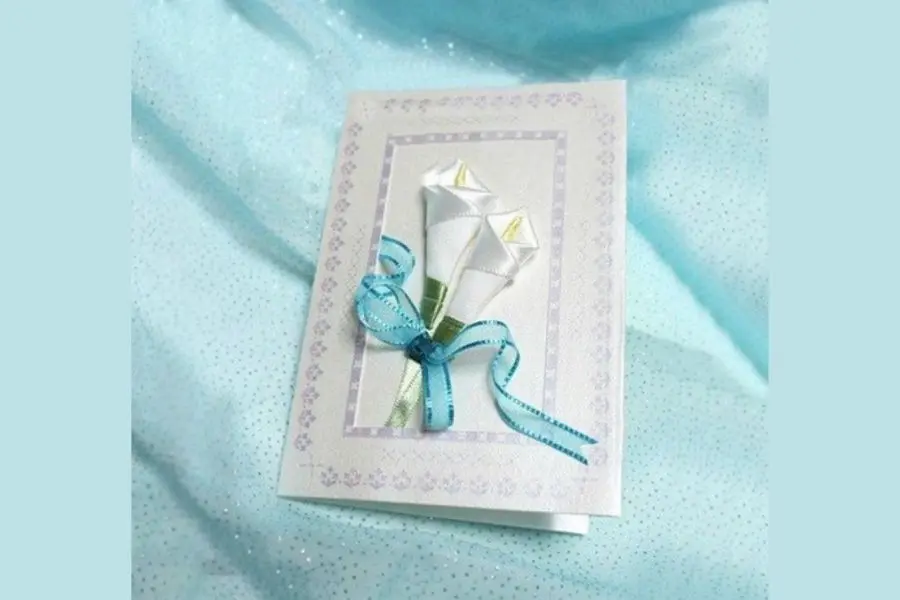 Tận dụng dây ruy băng để làm thiệp 8/3 tặng mẹ.