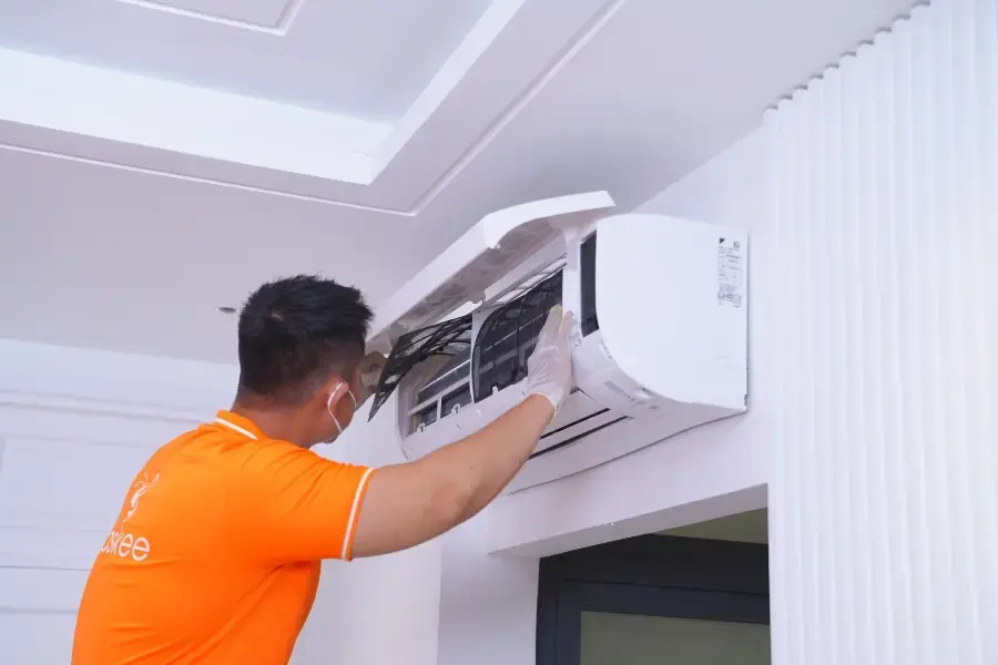 Các bộ phận của máy lạnh được đặt lại đúng vị trí ban đầu.