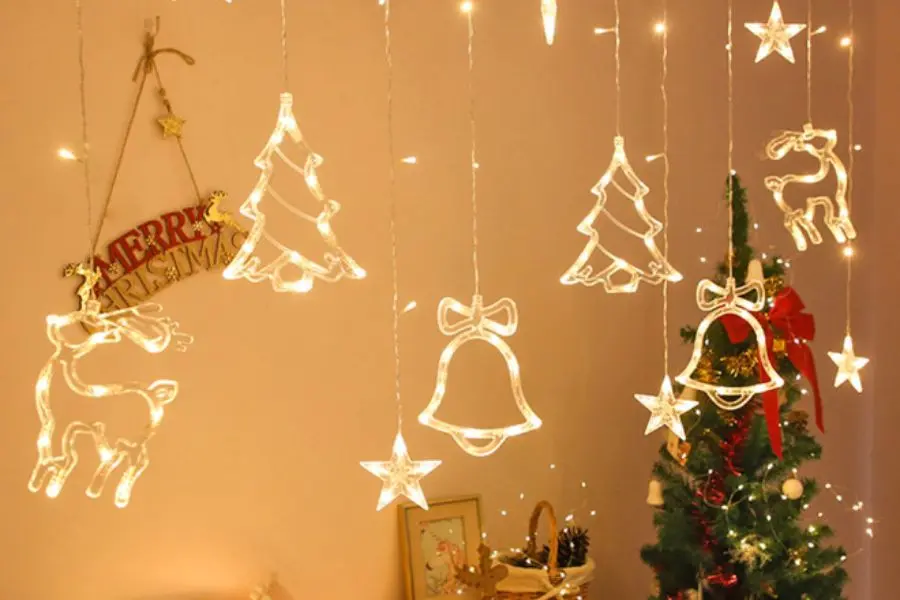 Sử dụng đèn led họa tiết Noel trang trí cho phòng ngủ.