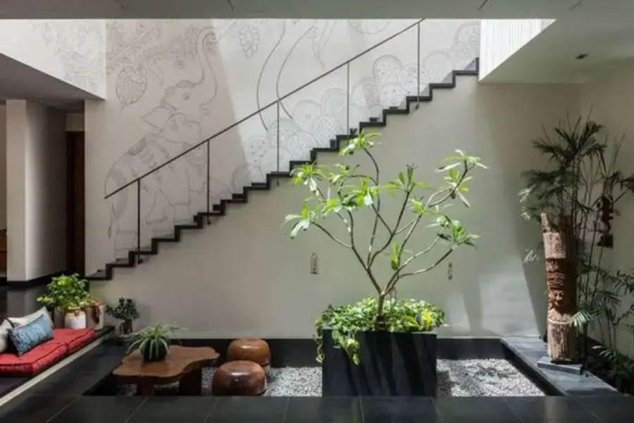 Mẫu thiết kế giếng trời cầu thang cho nhà ống 