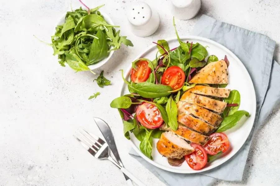 Bữa trưa chất lượng với thịt gà nướng và rau xanh