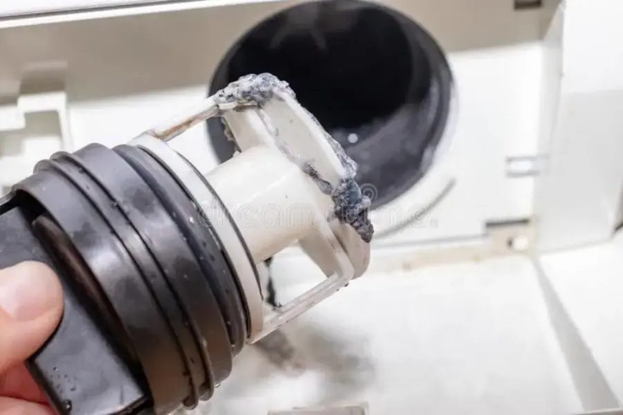 Tháo rời lưới lọc máy bơm và loại bỏ hết bụi bẩn, cặn bám