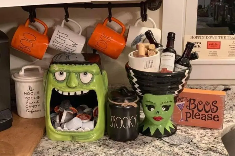 Cốc hình mặt quỷ đựng đồ uống Halloween.