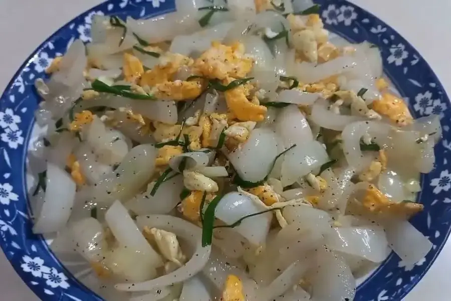Cơm nát hành tây xào trứng gà là món ăn ngon miệng