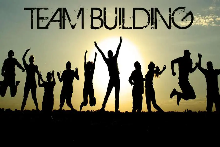 Tranh in ảnh team làm việc hay cả công ty sẽ là món quà tặng chia tay ý nghĩa.