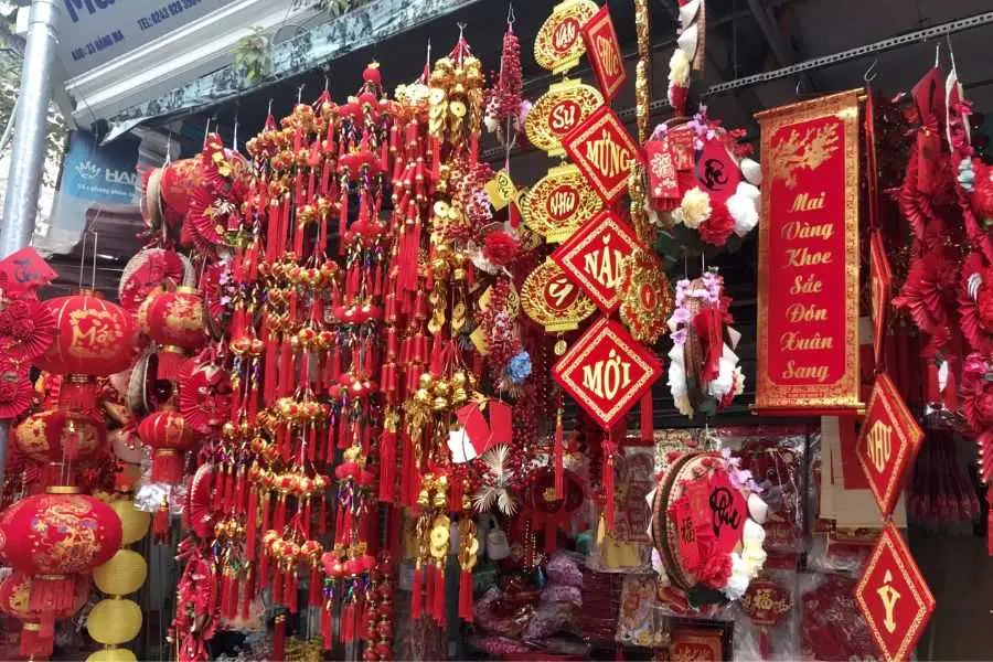 Những phụ kiện trang trí ngày Tết với tông màu đỏ may mắn