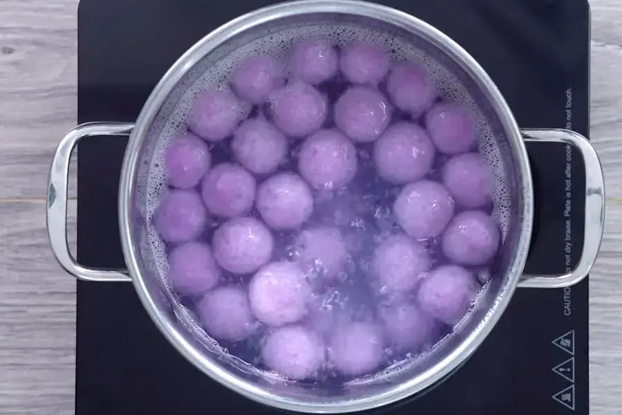 Vo tròn bột khoai mỡ sau đó luộc chín