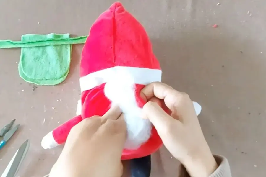 Nhét bông để tạo độ phồng.
