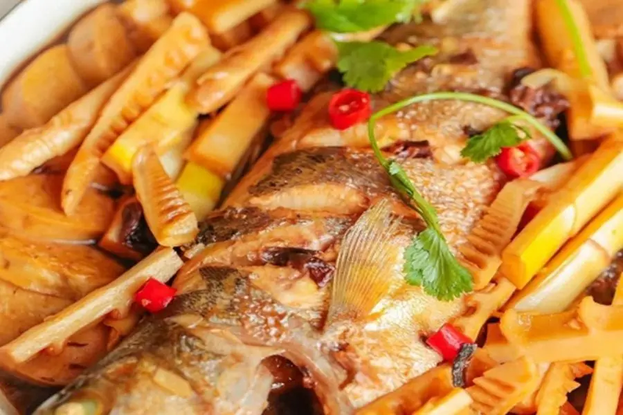 Món cá dìa kho măng đậm đà hương vị chua cay