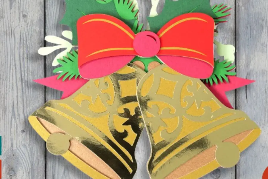 Chiếc chuông Noel được thiết kế bằng những tờ giấy cứng.