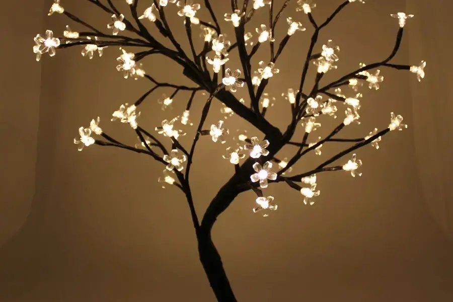 Đèn LED để bàn hình hoa mai, có thể làm đèn ngủ (Nguồn: TheGioiNoiThat.com)