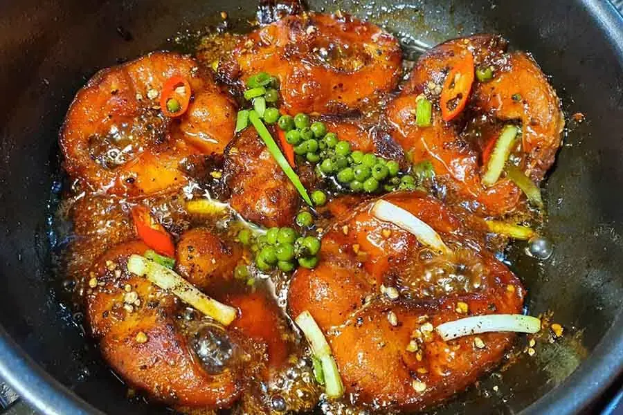 Cá kho tiêu đậm đà, chắc thịt, nên kho với nồi đất để thành phẩm ngon hơn 