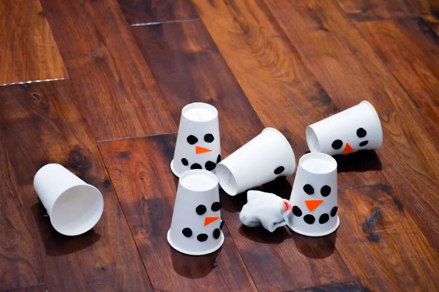 Bóng bowling còn có thể được làm bằng tất cuộn lại đúng với truyền thống Noel.