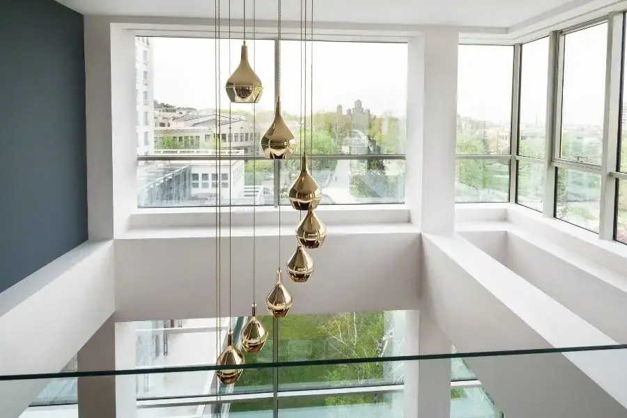 Các cửa sổ và cửa ra vào của căn hộ duplex thường được thiết kế rộng rãi