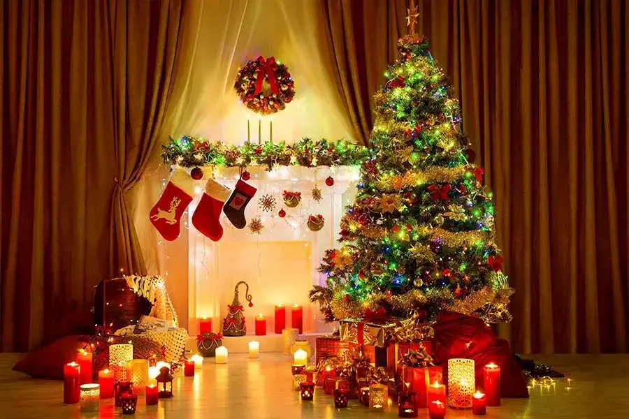 Không gian trong nhà sẽ trở nên huyền ảo hơn vào Noel khi bạn lắp đèn led vào xung quanh và thắp thêm một vài ngọn nến. 