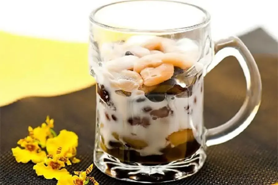 Chè thập cẩm là món ăn giải nhiệt hiệu quả trong ngày Tết.