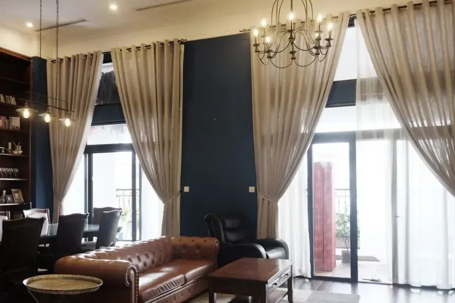 Chọn màu rèm cửa cùng tông với màu sơn tường để làm rộng không gian