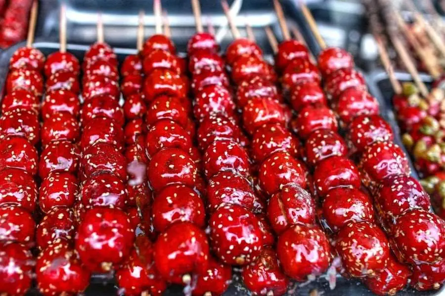 Kẹo hồ lô ngọt ngọt lịm, ăn rất vui miệng cũng như cách làm cũng rất đơn giản.