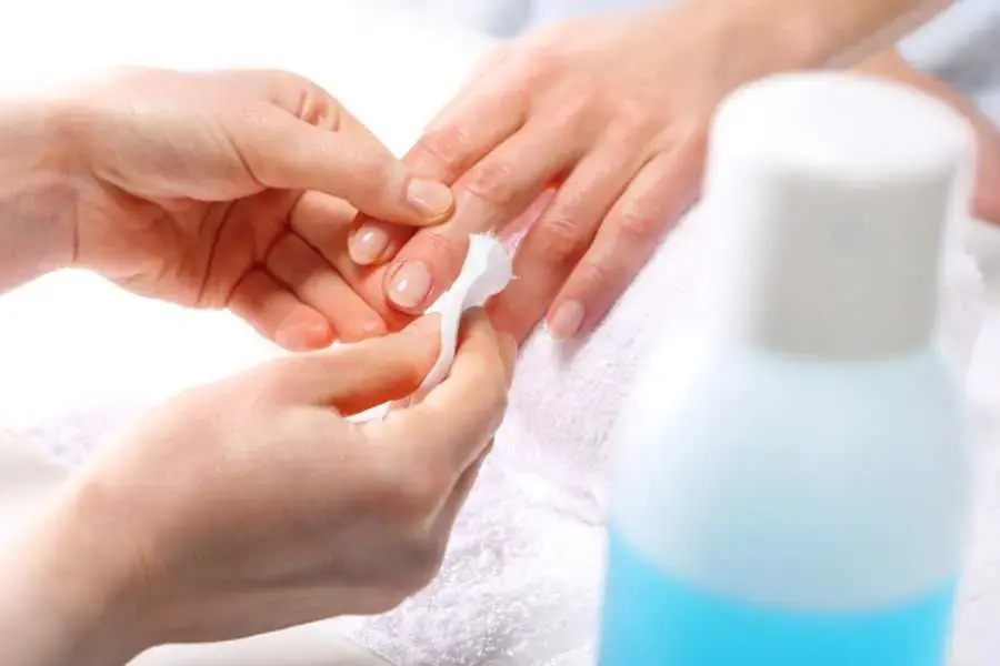 Sử dụng nước rửa sơn móng tay để tẩy mực bút bi trên đồ nhựa (nguồn: Shutterstock.com)