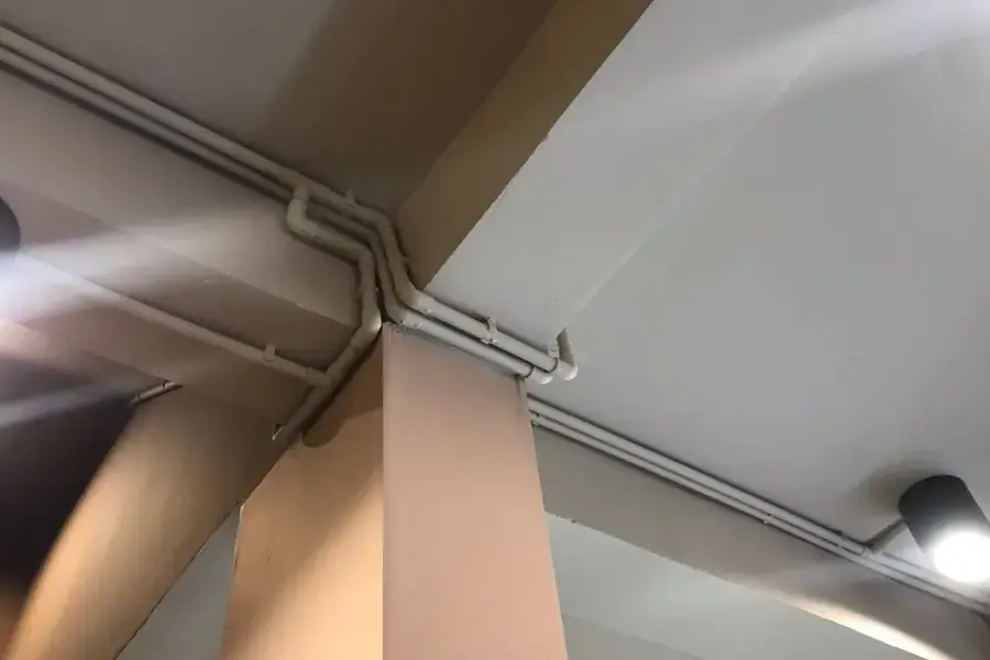 Thiết kế hệ thống dây điện nổi gọn gàng và bám sát chân tường