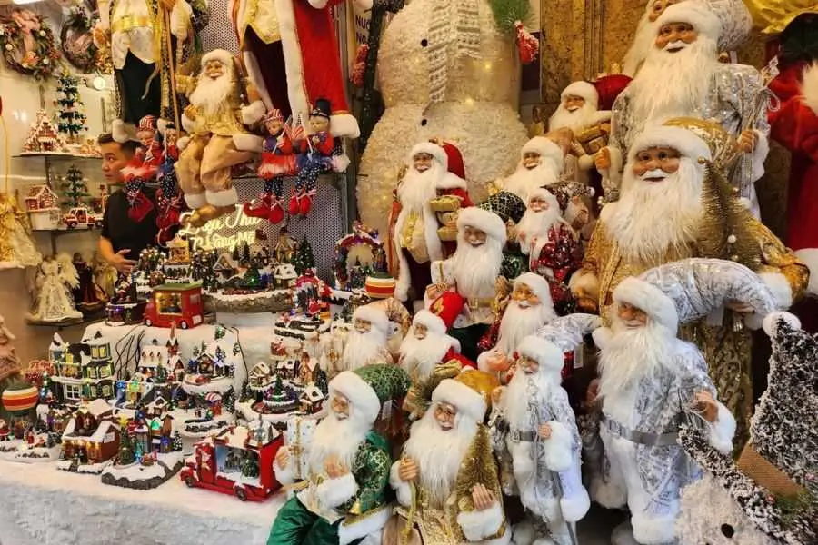 Đặt chân tới phố Hàng Mã đảm bảo bạn sẽ có ảnh đẹp Noel để mang về.