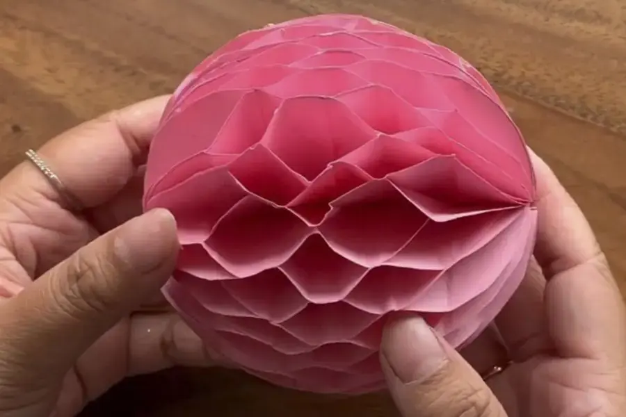 Đèn Trung Thu hình trái châu dùng trang trí cho nhà khá độc đáo.