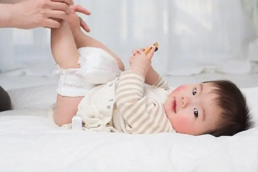 Theo dõi số lần trẻ sơ sinh đi ngoài
