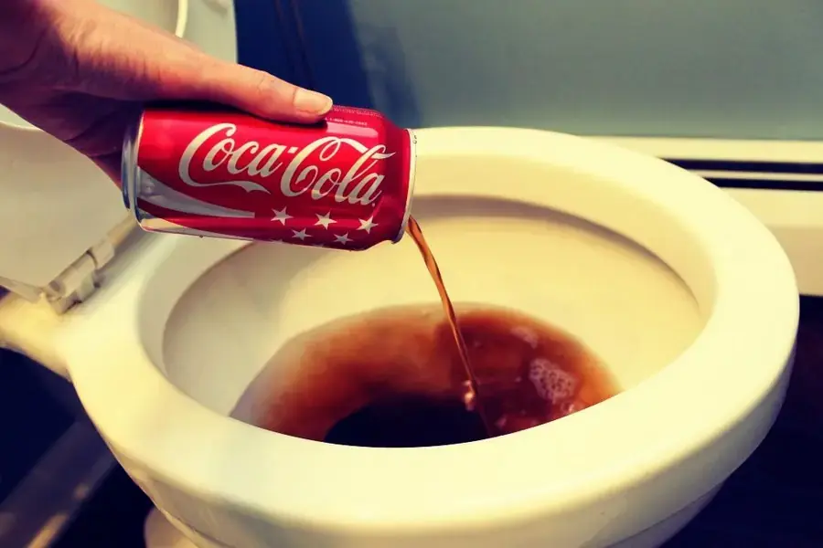 Dùng Coca để loại bỏ tình trạng trào nước khi xả bồn cầu 