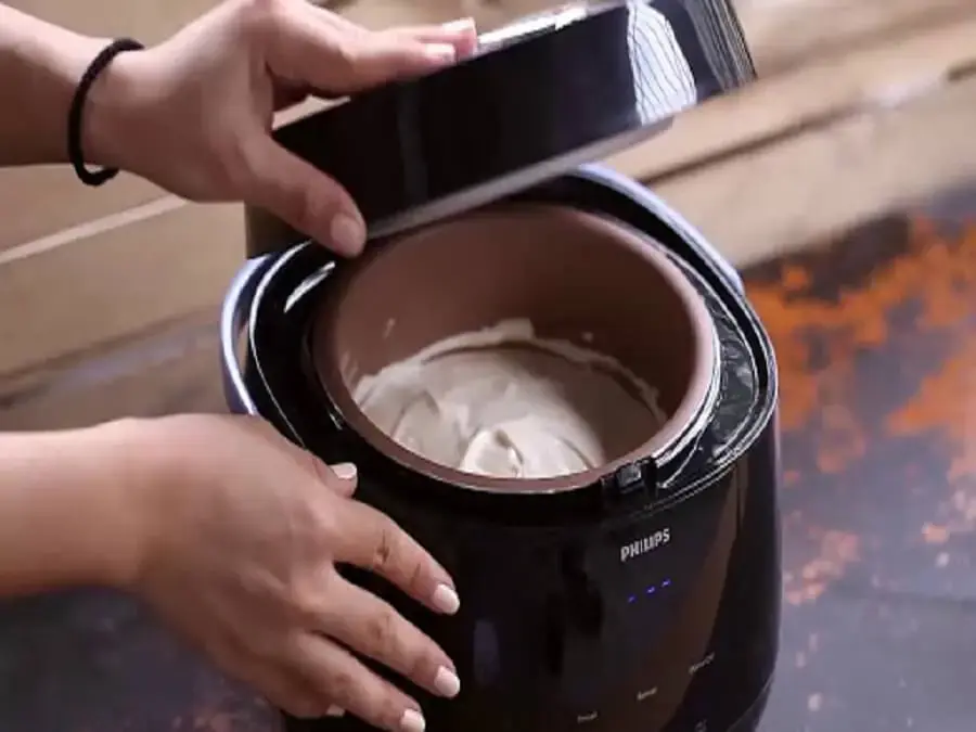 Mở nắp nồi và tiến hành vệ sinh nồi con, xửng hấp