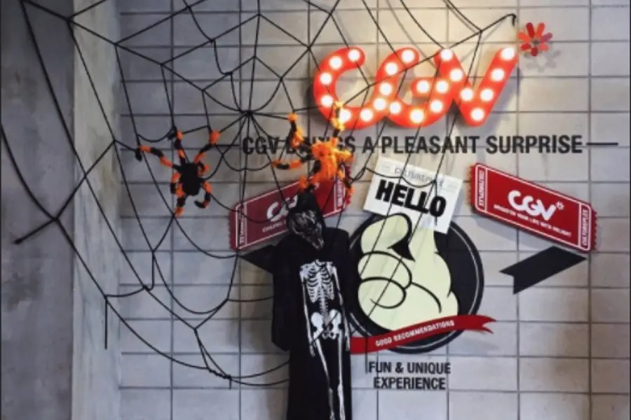 Các rạp phim mỗi dịp Halloween đến đều được trang trí các góc để bạn chụp hình sống ảo độc lạ.
