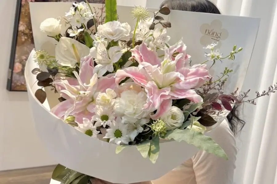 Bó hoa tươi kèm thiệp viết tay là món quà 20/10 tinh tế, gửi gắm tình yêu thương và lòng biết ơn dành cho mẹ.
