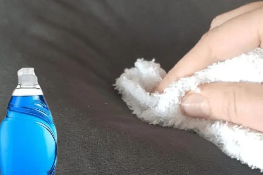 Sử dụng dung dịch vệ sinh chuyên dụng để tẩy vết mực trên ghế sofa da