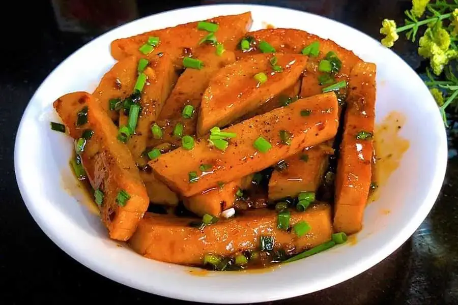 Chả lụa kho tiêu đậm đà hương vị.
