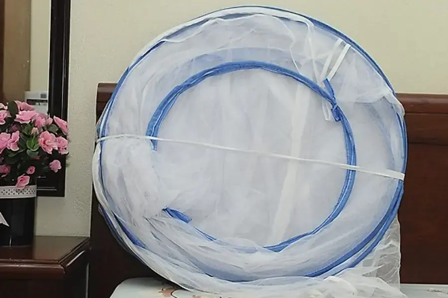 Chuẩn bị 1 sợi dây để cố định lại nếp gấp màn