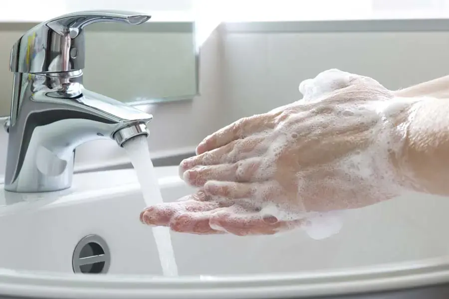 Vệ sinh tay trước khi pha sữa cho trẻ sơ sinh