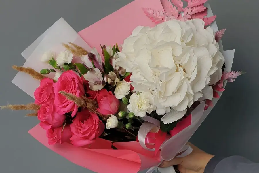 Hoa hồng kết hợp cùng cẩm tú cầu - Sắc hương vẹn tròn.