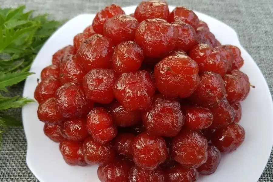 Mứt chùm ruột màu đỏ tự nhiên.