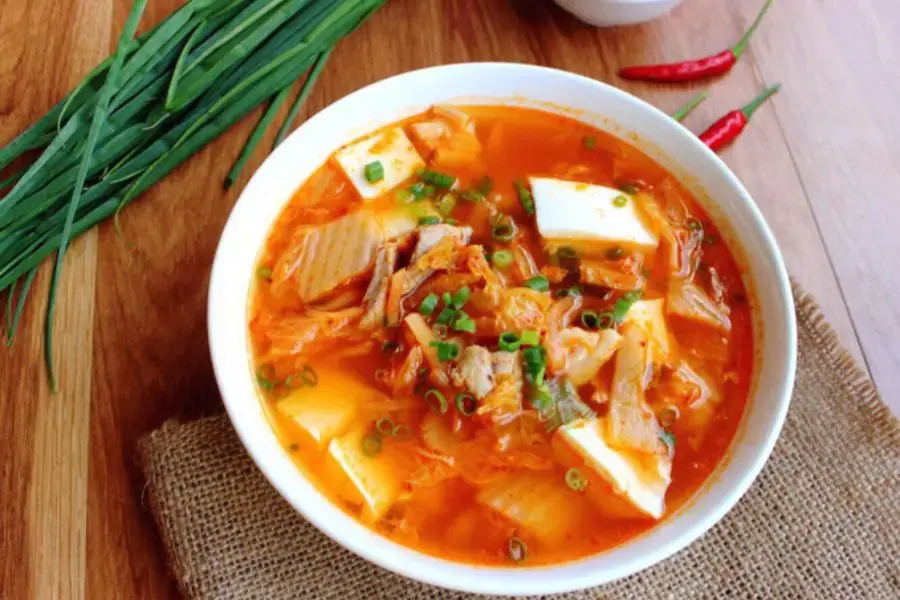 Món canh kim chi chua chua cay cay cuốn miệng