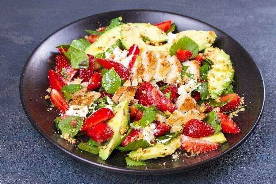 Salad rau chân vịt với dâu tây, thịt gà món ăn tốt cho thực đơn giảm cân.