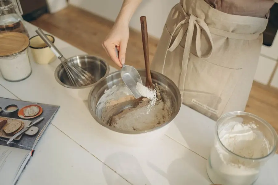 Trộn hỗn hợp bột vỏ bánh bao.