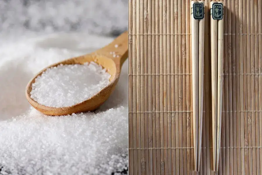 Sử dụng muối để làm sạch đũa tre bị mốc
